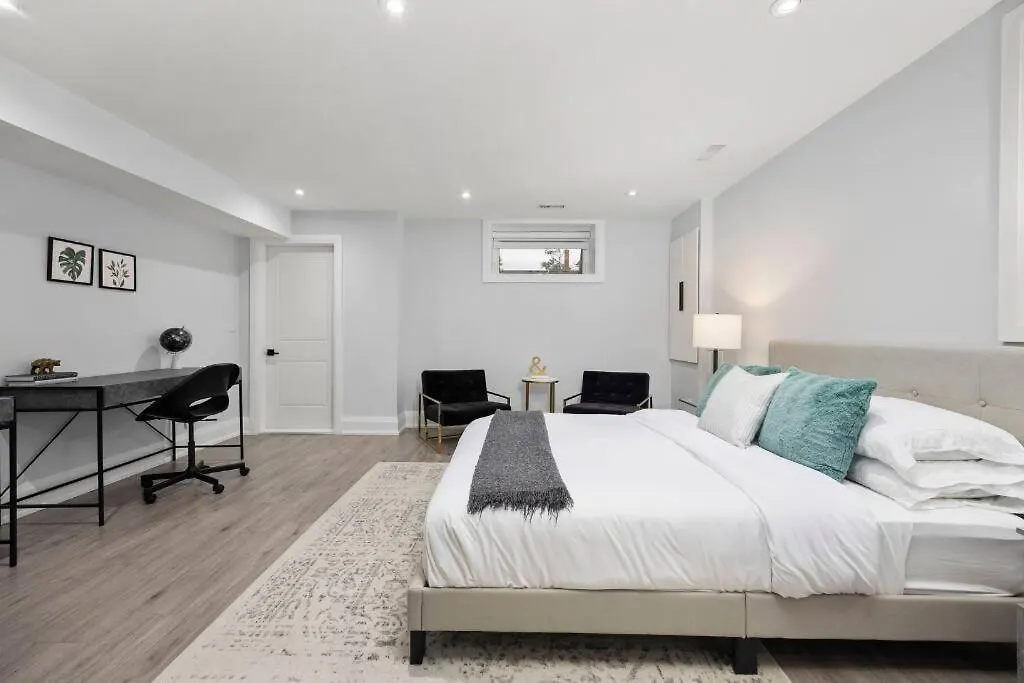 Toronto Retreat Private Pool & Cozy Master Bedroom 0*,  Canada