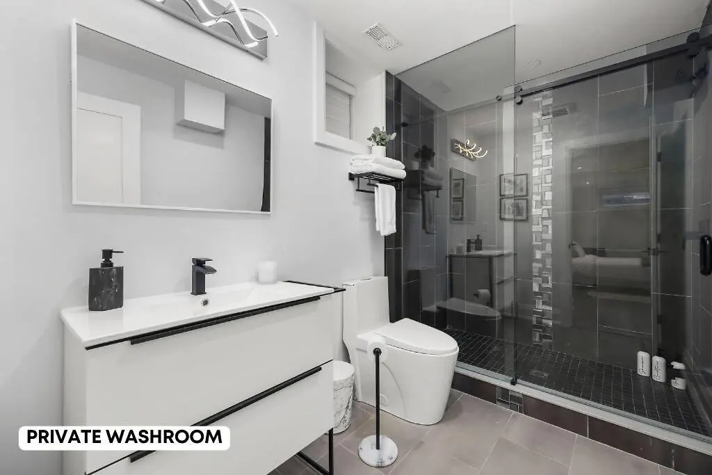 Toronto Retreat Private Pool & Cozy Master Bedroom