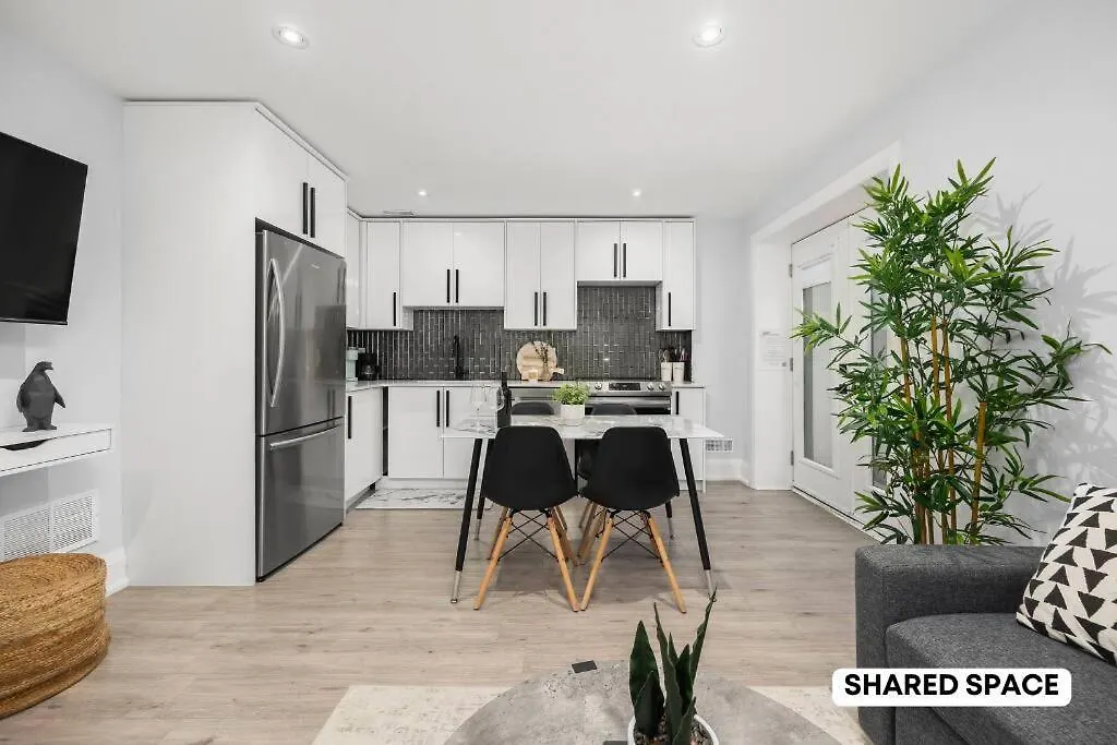Toronto Retreat Private Pool & Cozy Master Bedroom Apartment