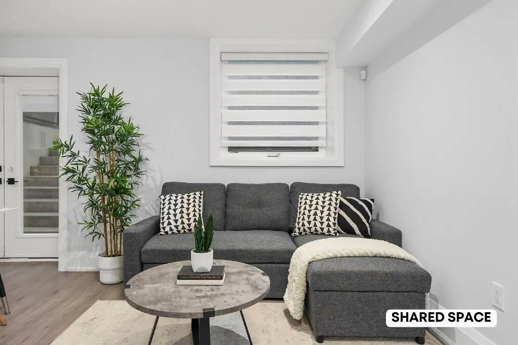 Toronto Retreat Private Pool & Cozy Master Bedroom Apartment