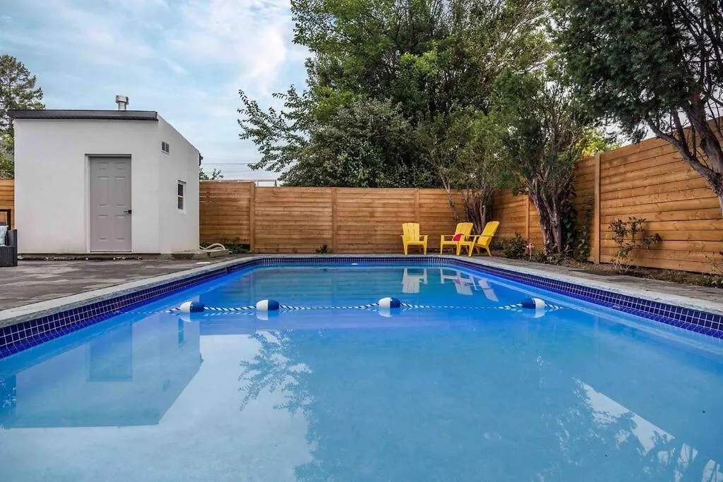 Toronto Retreat Private Pool & Cozy Master Bedroom Apartment
